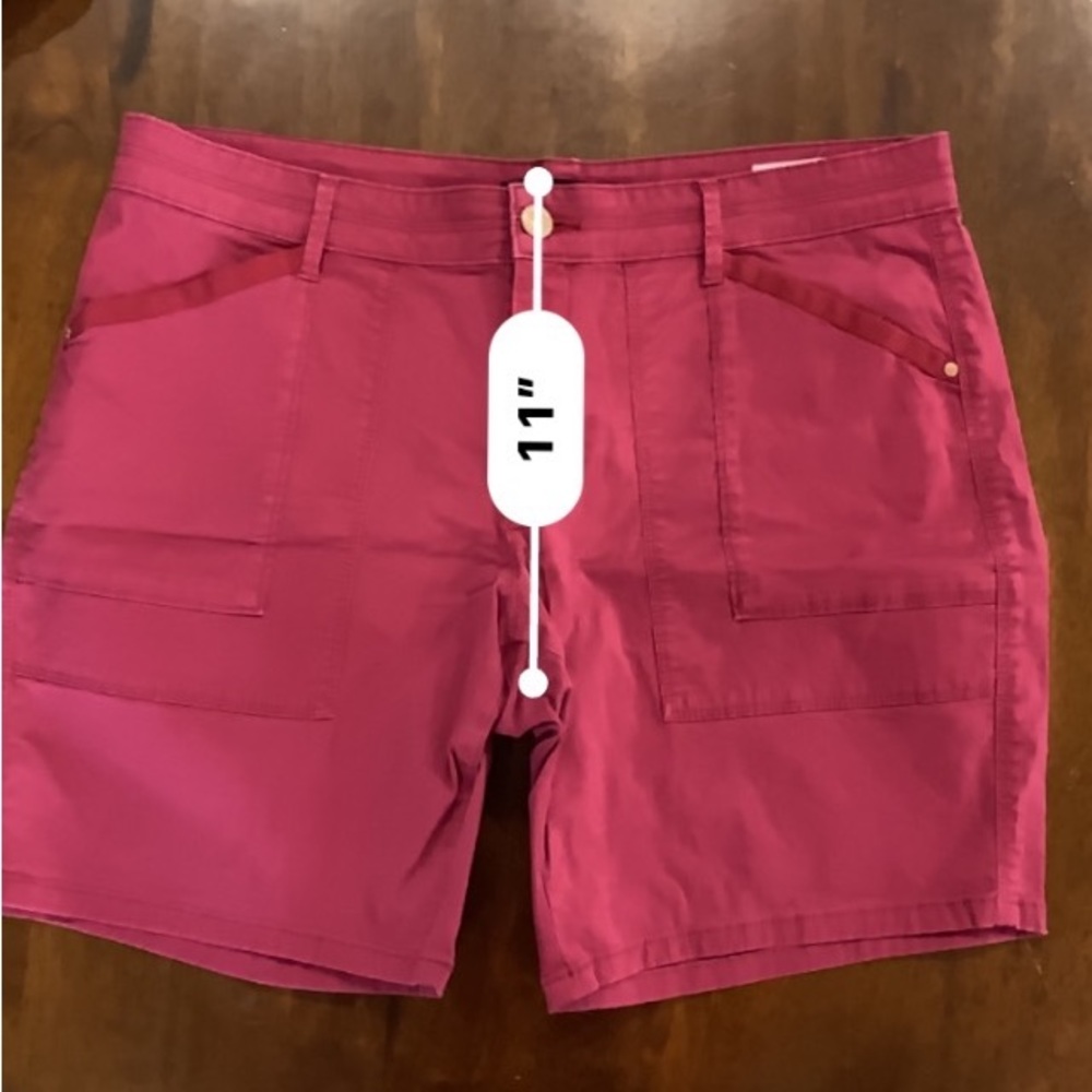 Lee women’s mid rise fit size 14p fuschia shorts